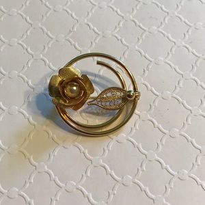 Sarah Coventry goldtone brooch pearl in flower